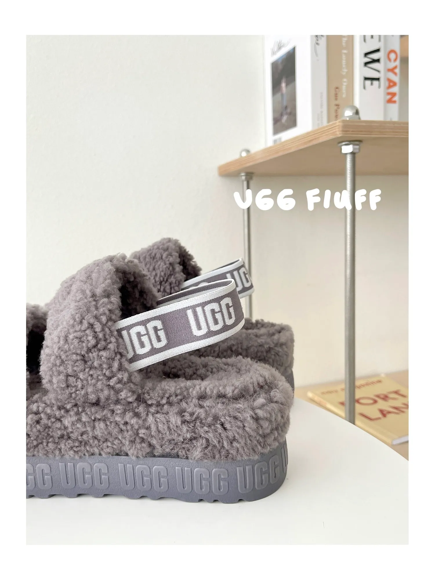 💰440 UGG sheepskin all-in-one snow boots 0876 new autumn and winter style Zhou Dongyu's same style furry slippers Product name: Ovlafita, Longfeng Teddy fur muffin bottom slippers, new at the counter simultaneously It is an upgraded version of the classic oh yeah sandals, the corrugated sheepskin material is used to make it more fashionable and cool, the heel strap is the highlight of the entire design, the muffin bottom visually increases, good news for small sisters, large quantities in stock Code number: 35-41 Color: white, gray, black, pink, army green, maroon